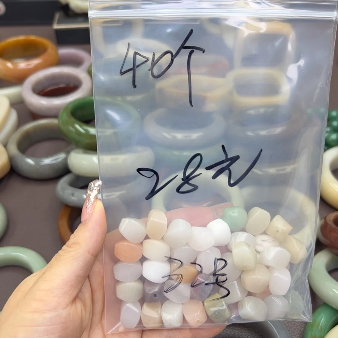 石英质玉手镯未镶嵌木*?