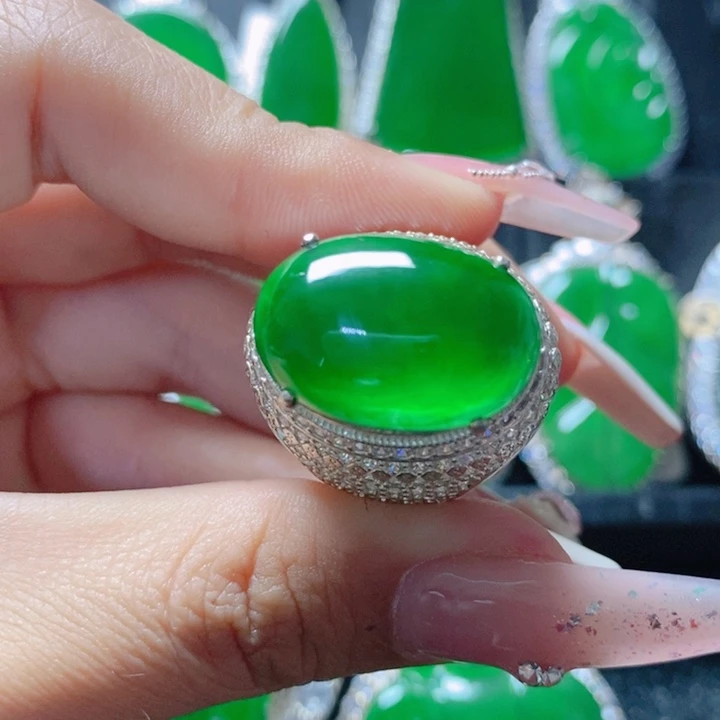 翡翠颈饰未镶嵌168。