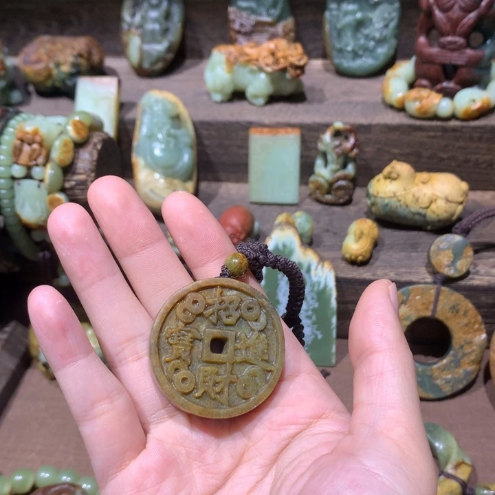 未镶嵌岫岩河磨玉（透闪石质玉）挂件