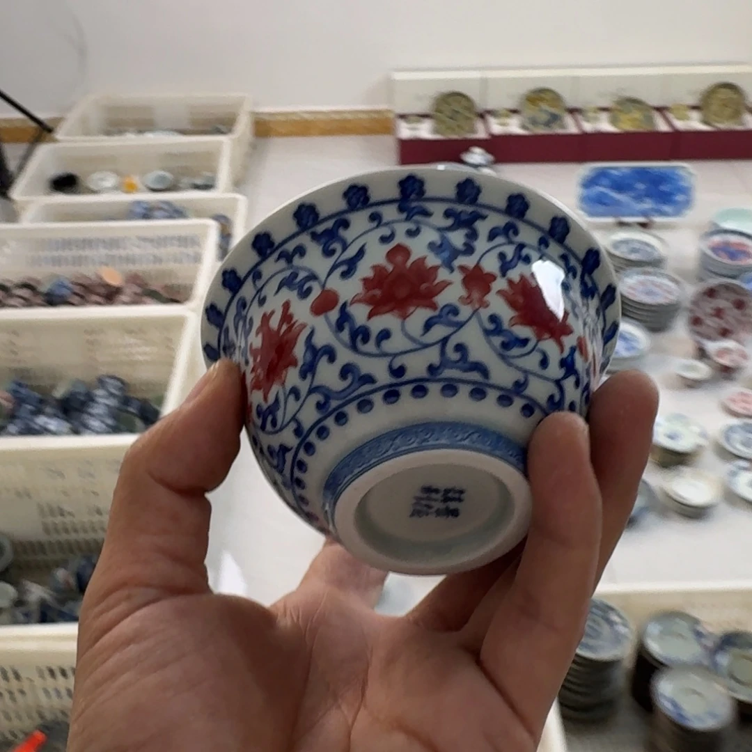 摆件陶釉里红缠枝莲大压手