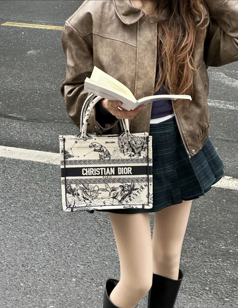 95新 DIOR/迪奥 3575 黑白刺绣十二星座托特book tote单肩包小号
