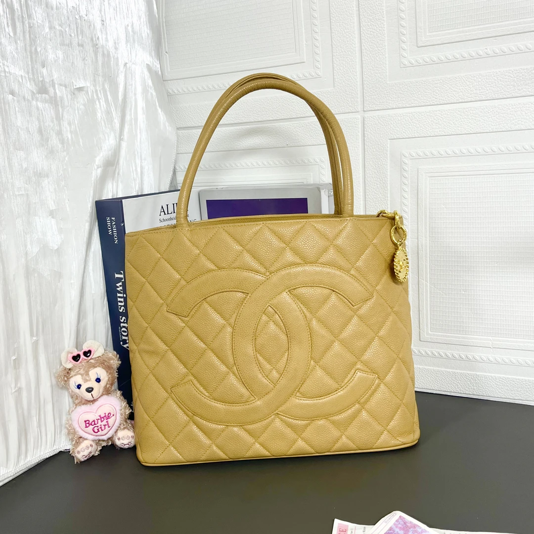 95新 Chanel/香奈儿 95新黄色希尔顿手提包