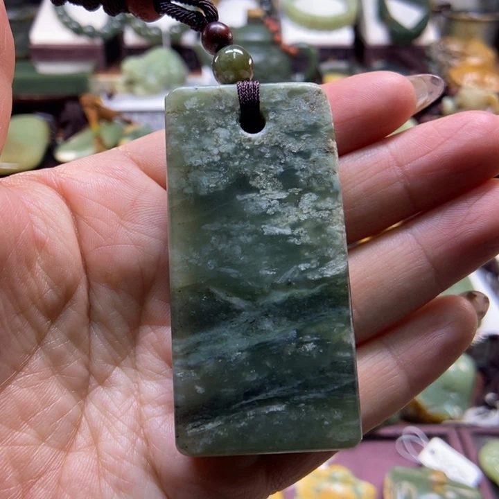 未镶嵌岫岩老玉（透闪石质玉）把件