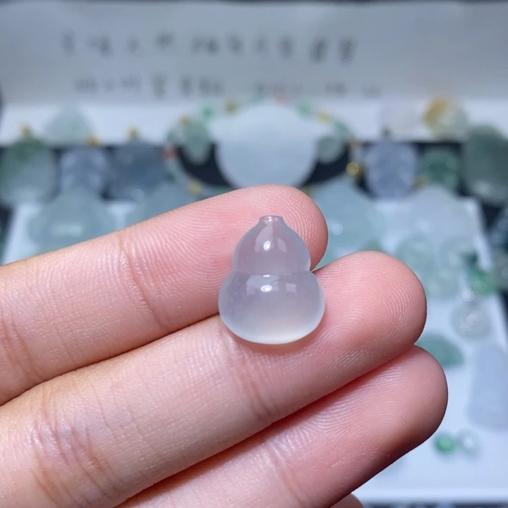 翡翠未镶嵌颈饰冰葫芦