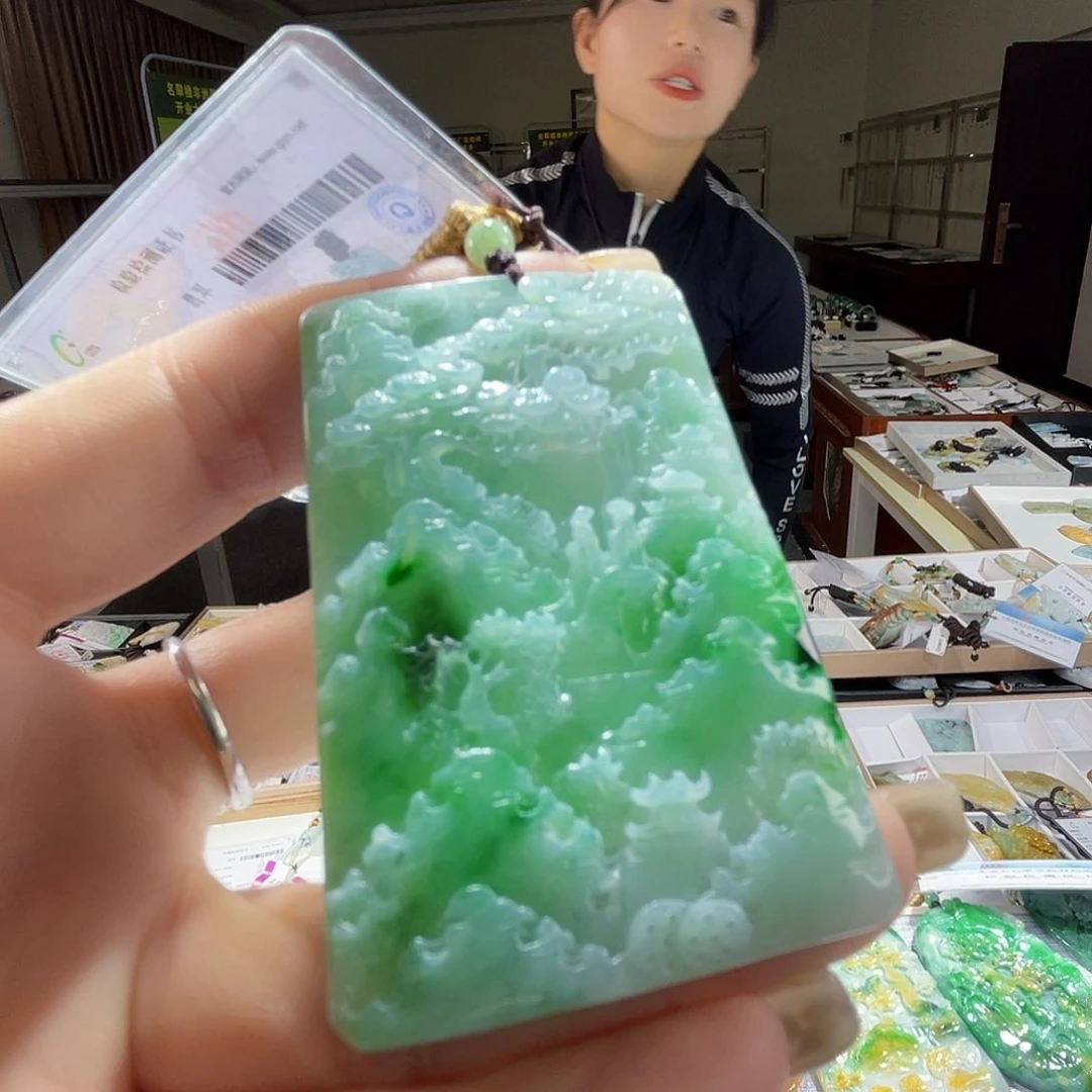 翡翠未镶嵌颈饰一