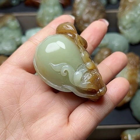 和田玉未镶嵌颈饰心***台
