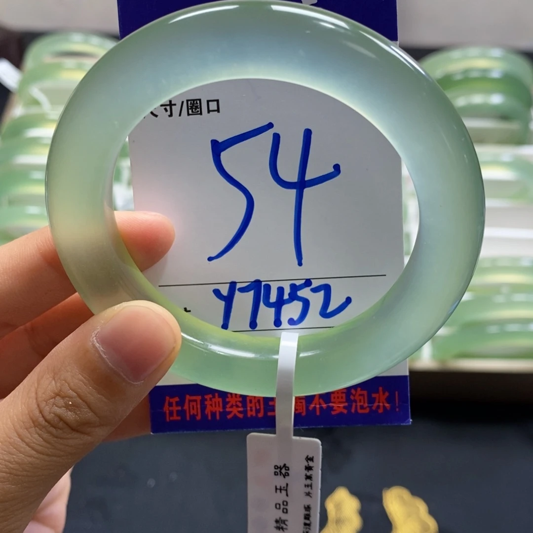 蛇纹石玉未镶嵌手镯为**?