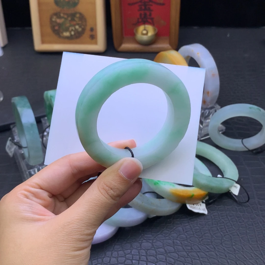 定制翡翠未镶嵌翡翠手镯