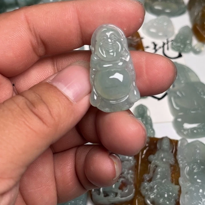 翡翠未镶嵌颈饰佛
