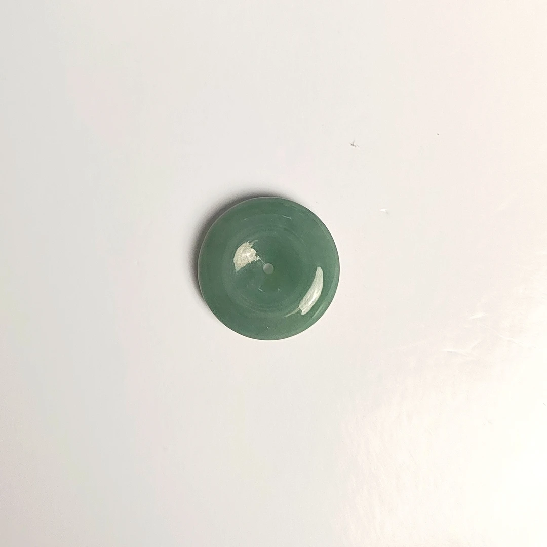 一款天然缅甸翡翠平安扣