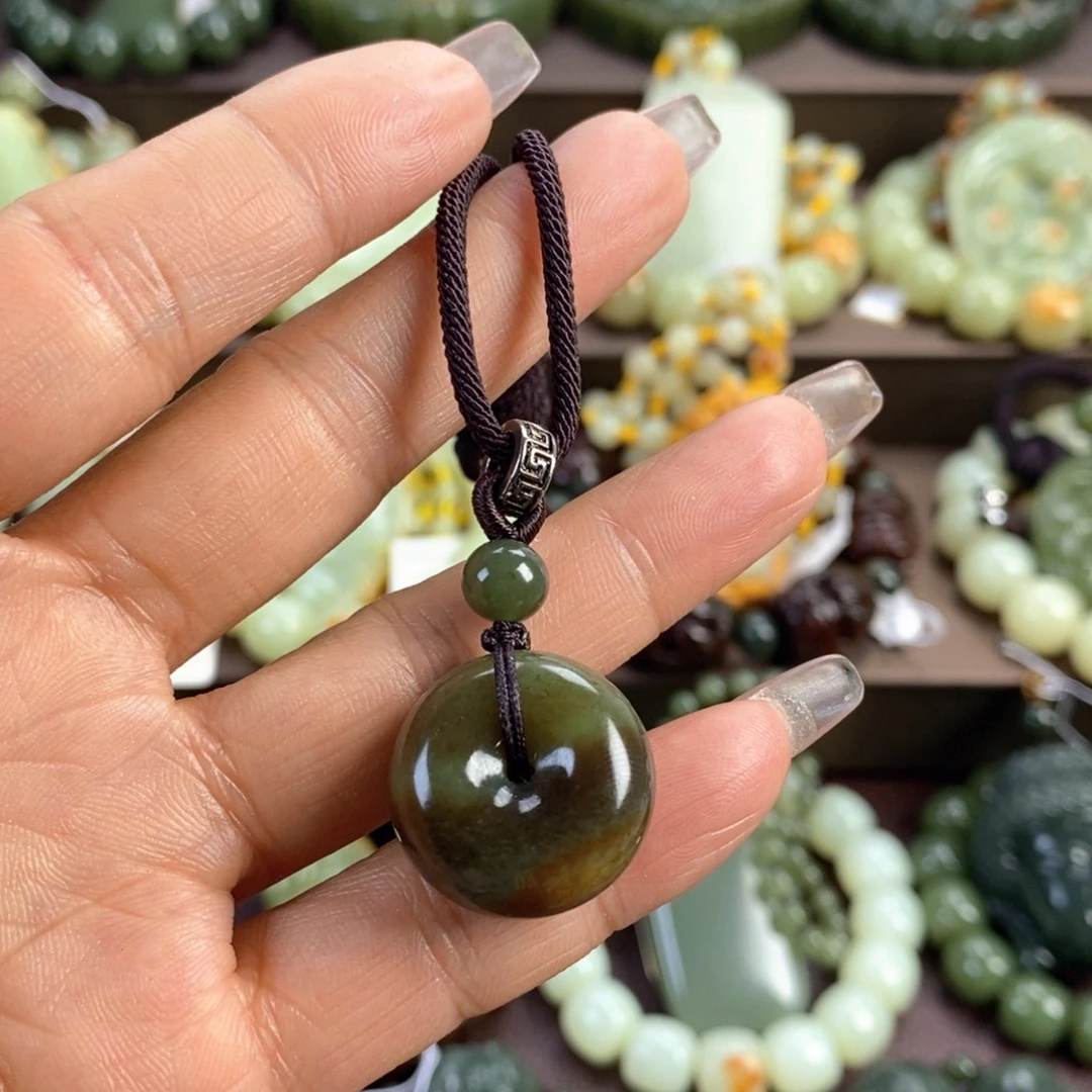 透闪石质玉未镶嵌颈饰