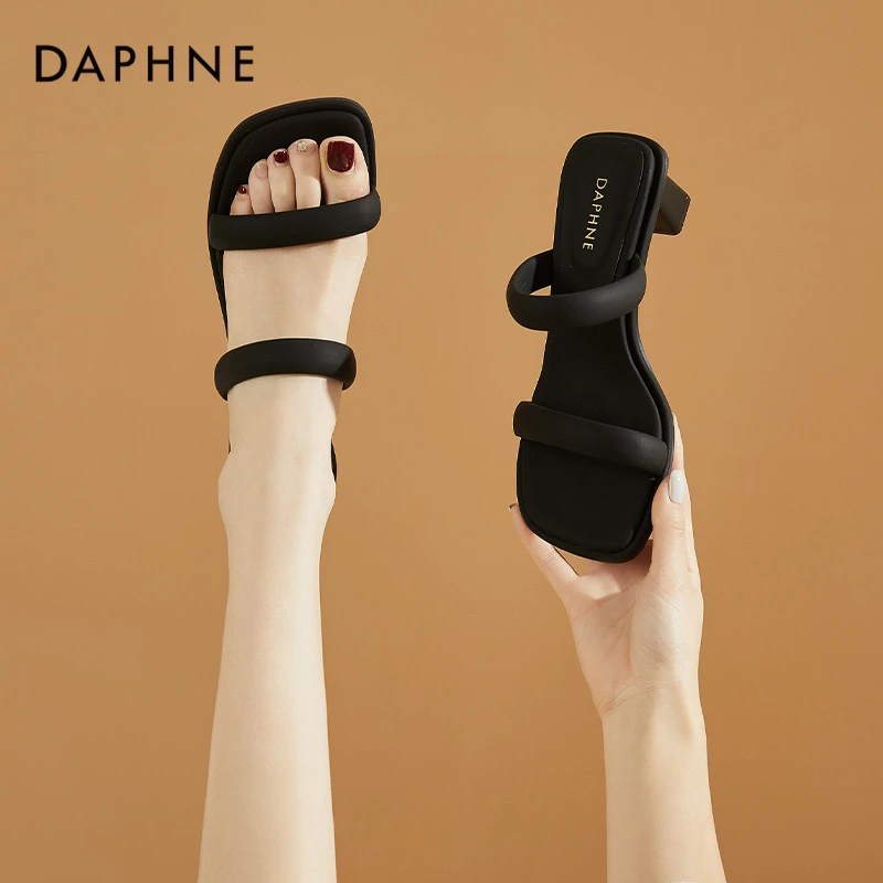达芙妮粗跟一字凉拖鞋女2025夏季新款外穿时尚法式复古气质高跟鞋