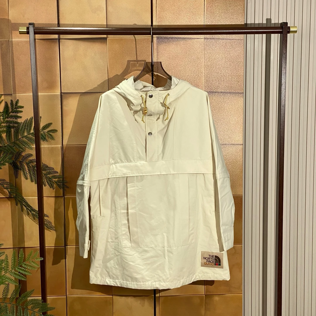 99新 GUCCI/古驰 North 联名款米白色冲锋衣/S码/25356 排单链接