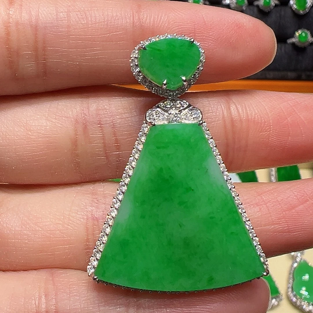 翡翠颈饰18K金镶嵌吊坠