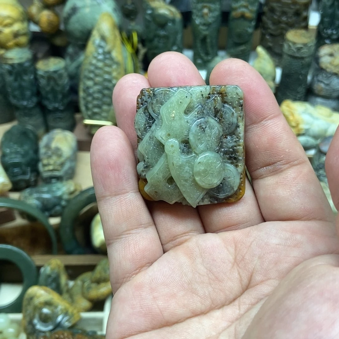 未镶嵌岫岩河磨玉（透闪石质玉）把件