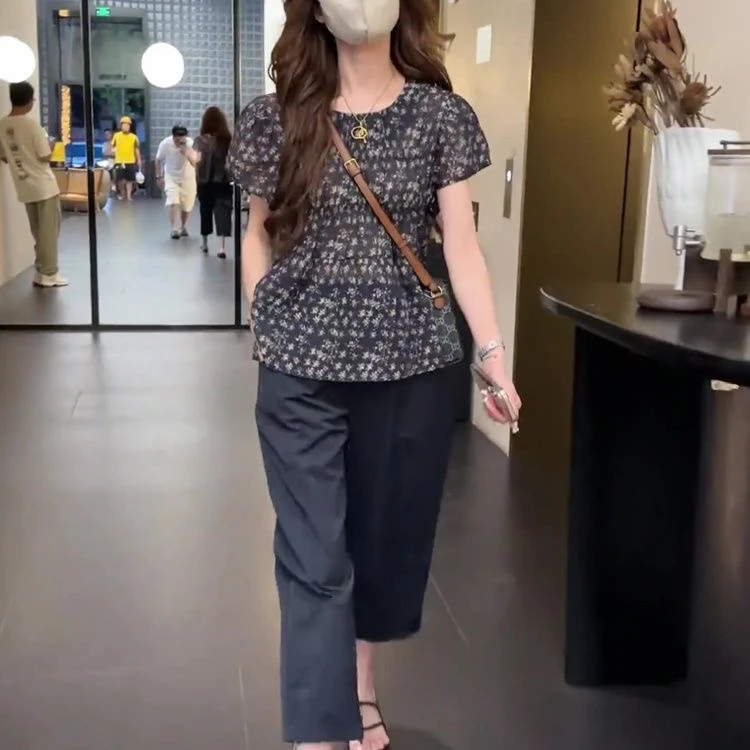 Y短袖碎花上衣搭配阔腿九分裤小个子夏季气质显瘦遮肉穿搭