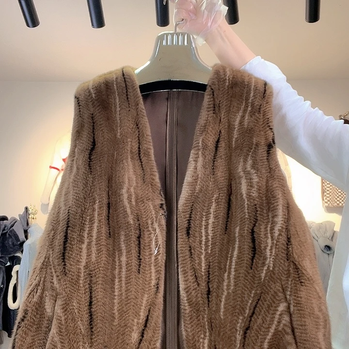 皮草外套搭配黑色