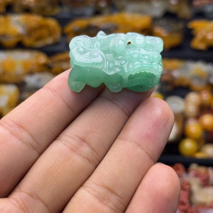 石英质玉（黄龙玉）未镶嵌颈饰