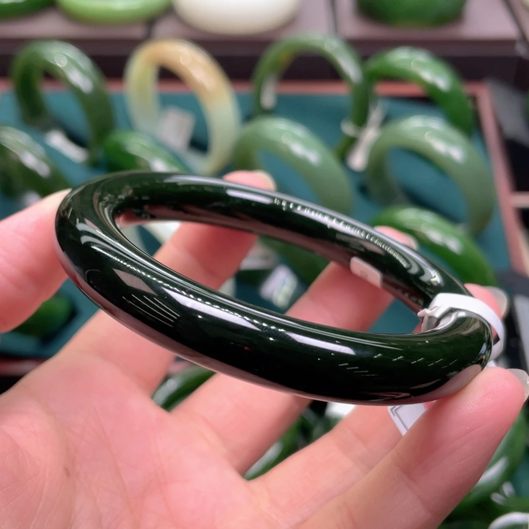 和田玉（碧玉）未镶嵌手镯