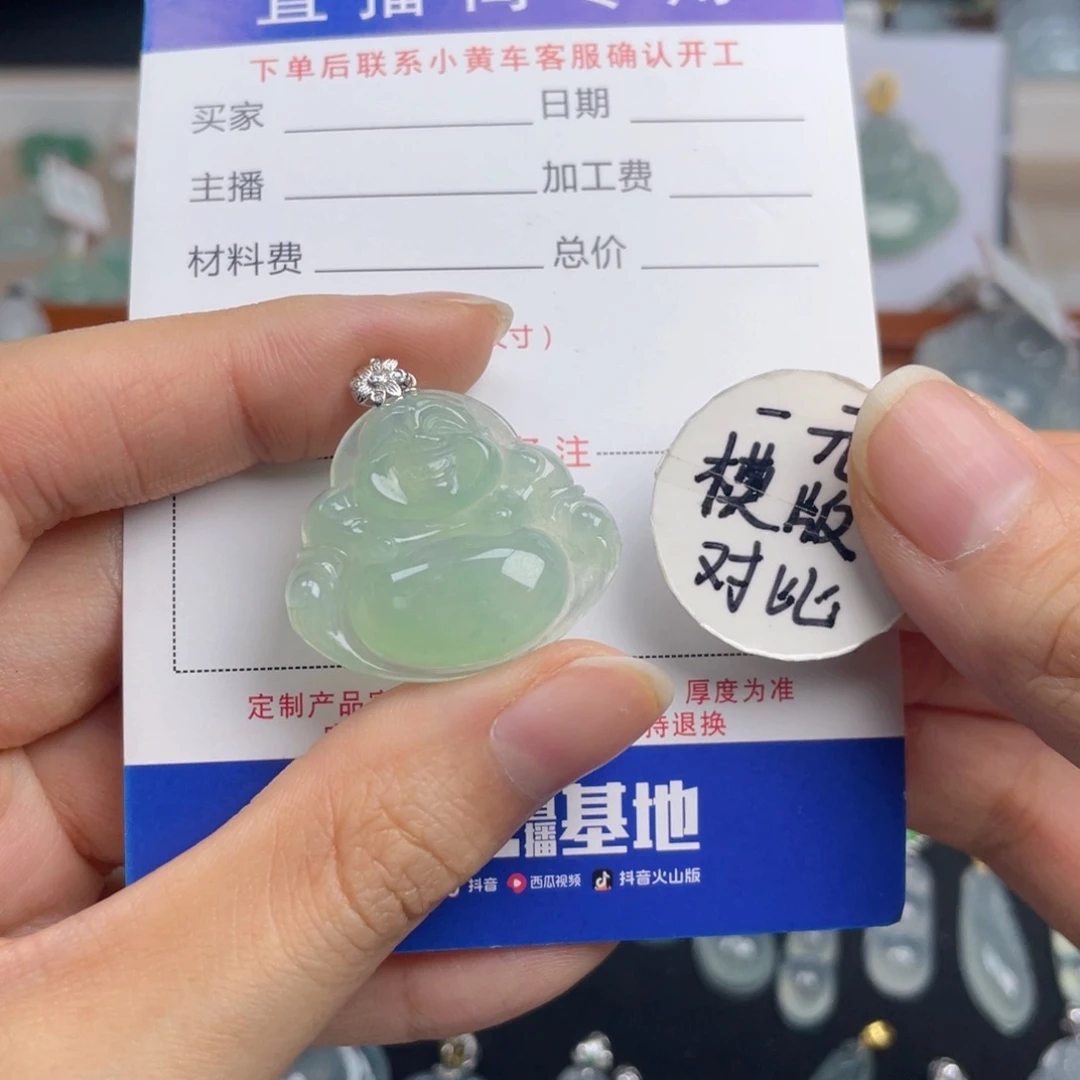 慢***拍翡翠未镶嵌颈饰佛公