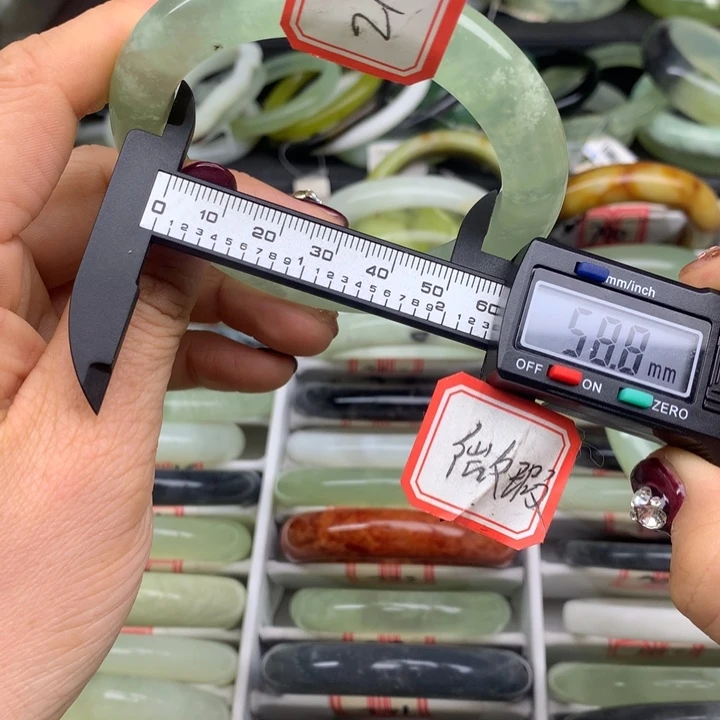 年***年蛇纹石玉未镶嵌手镯2123