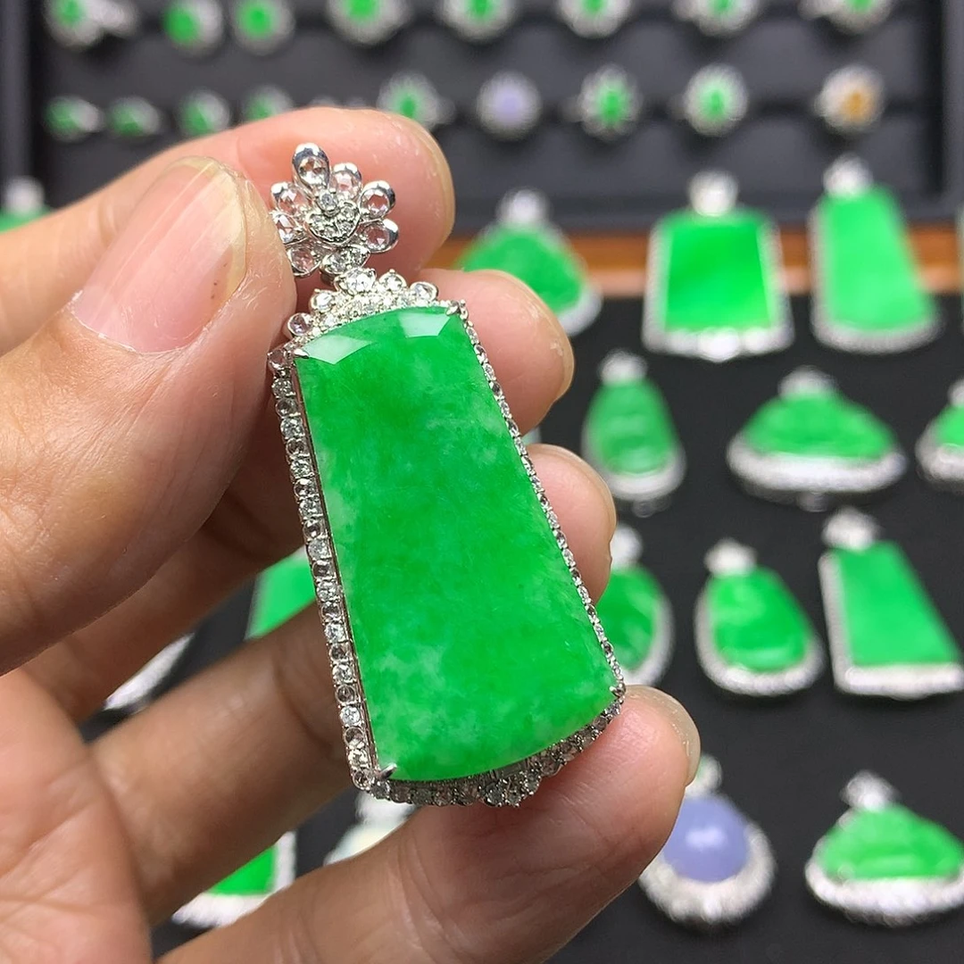 翡翠颈饰18K金镶嵌吊坠