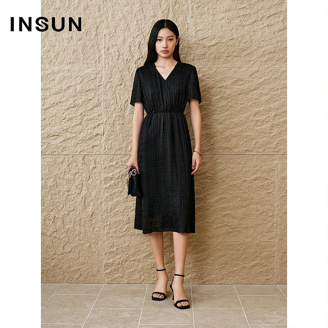 [新派简约]INSUN恩裳专选2025春季褶皱肌理感V领收腰连衣裙
