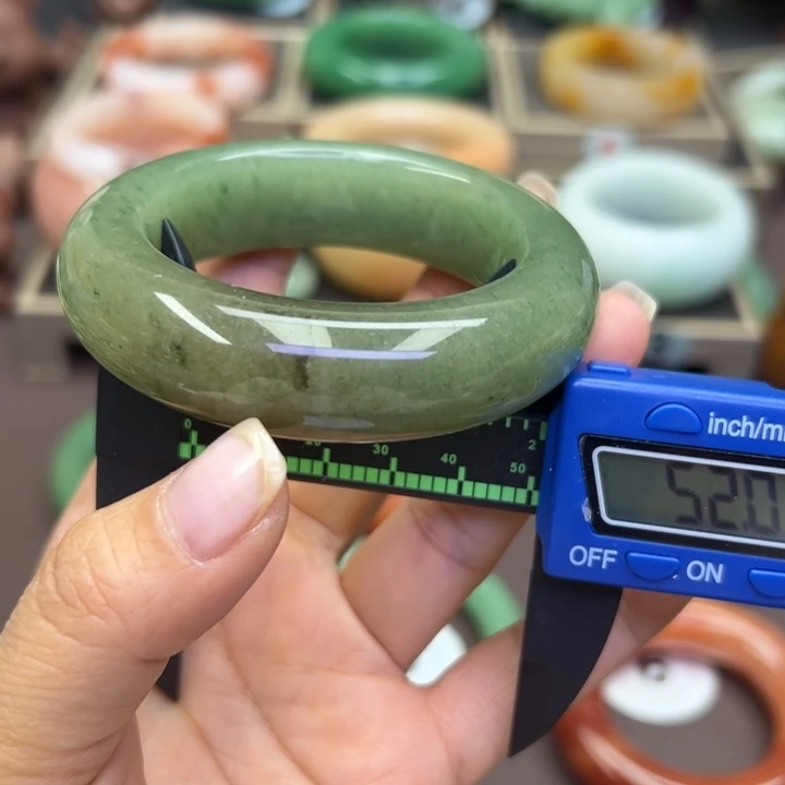 未镶嵌手镯石英岩玉