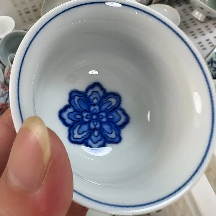 瓷片腾龙献宝压手客杯景德镇