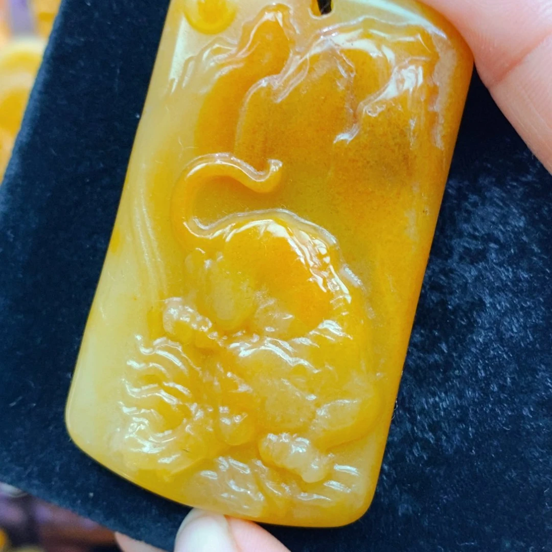 未镶嵌石英质玉（黄龙玉）颈饰