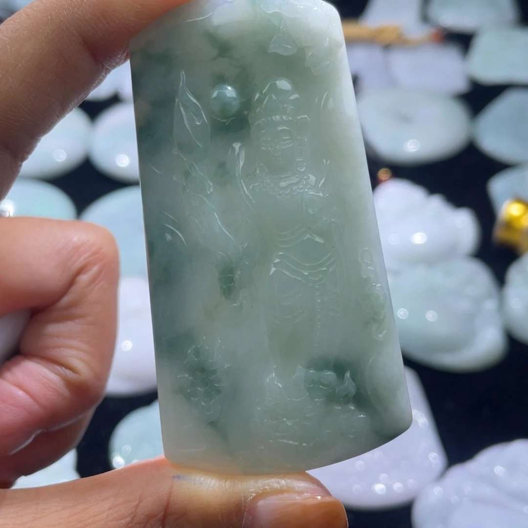 狼***下翡翠未镶嵌颈饰文殊