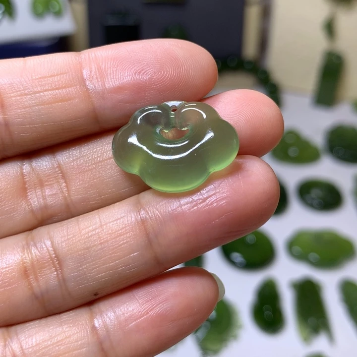 岫玉未镶嵌颈饰吊坠