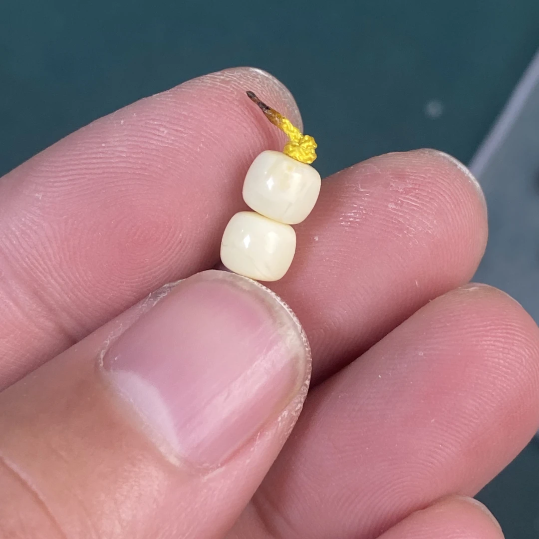 6.5mm天然原矿琥珀蜜蜡黄白花蜡老型对珠（多样性发货，发2个）