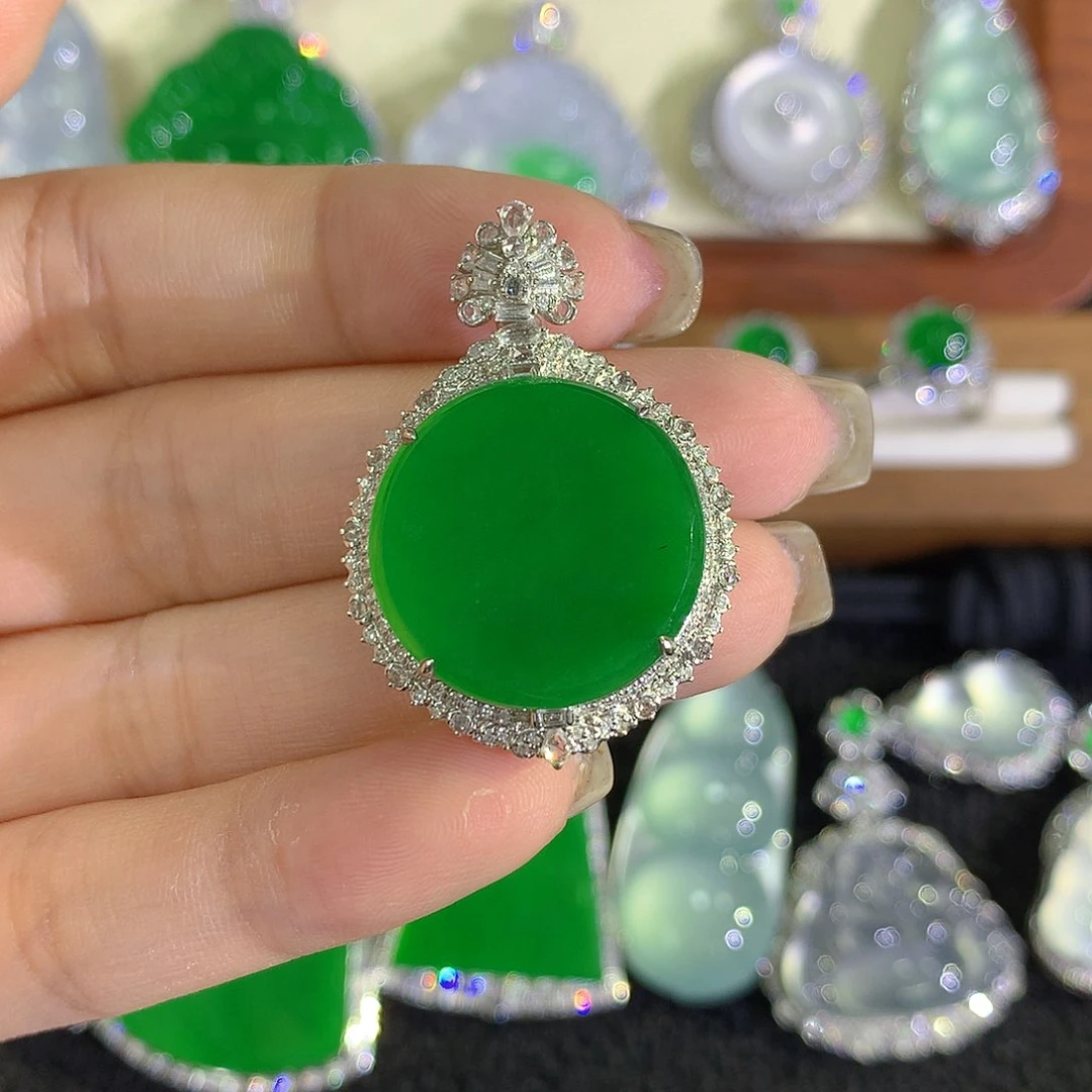 颈饰18K金镶嵌翡翠圆牌