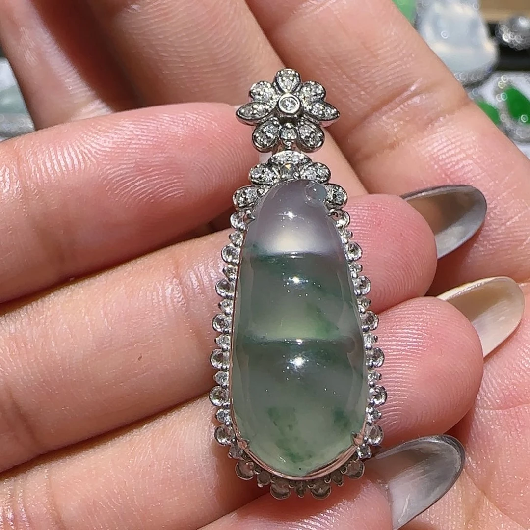 【闪购商品】颈饰18K金镶嵌翡翠天然