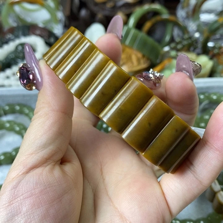 透闪石质玉手牌未镶嵌与****报