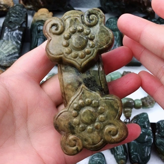 未镶嵌岫岩河磨玉（透闪石质玉）把件