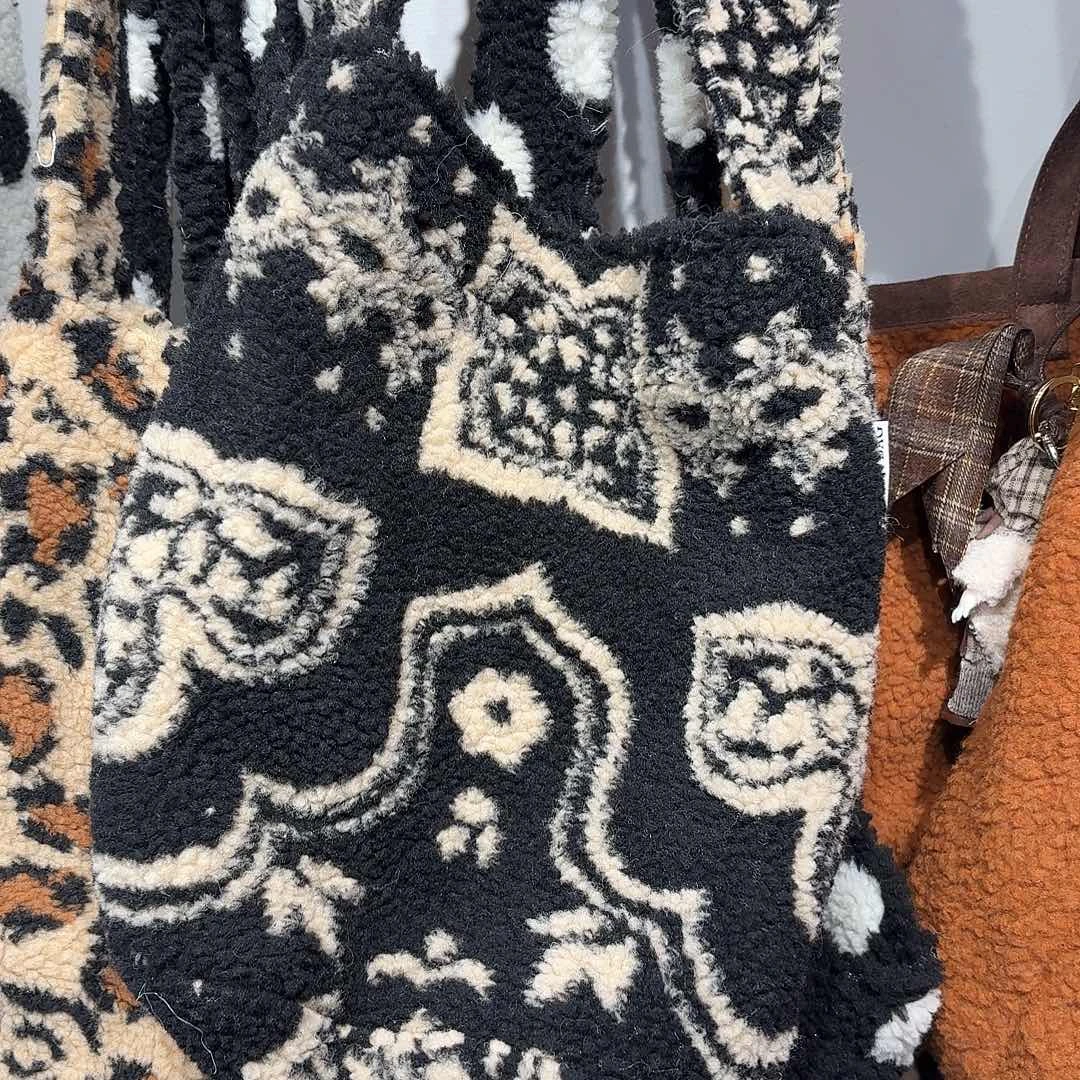 布艺铁合金黑色斜挎包哦1