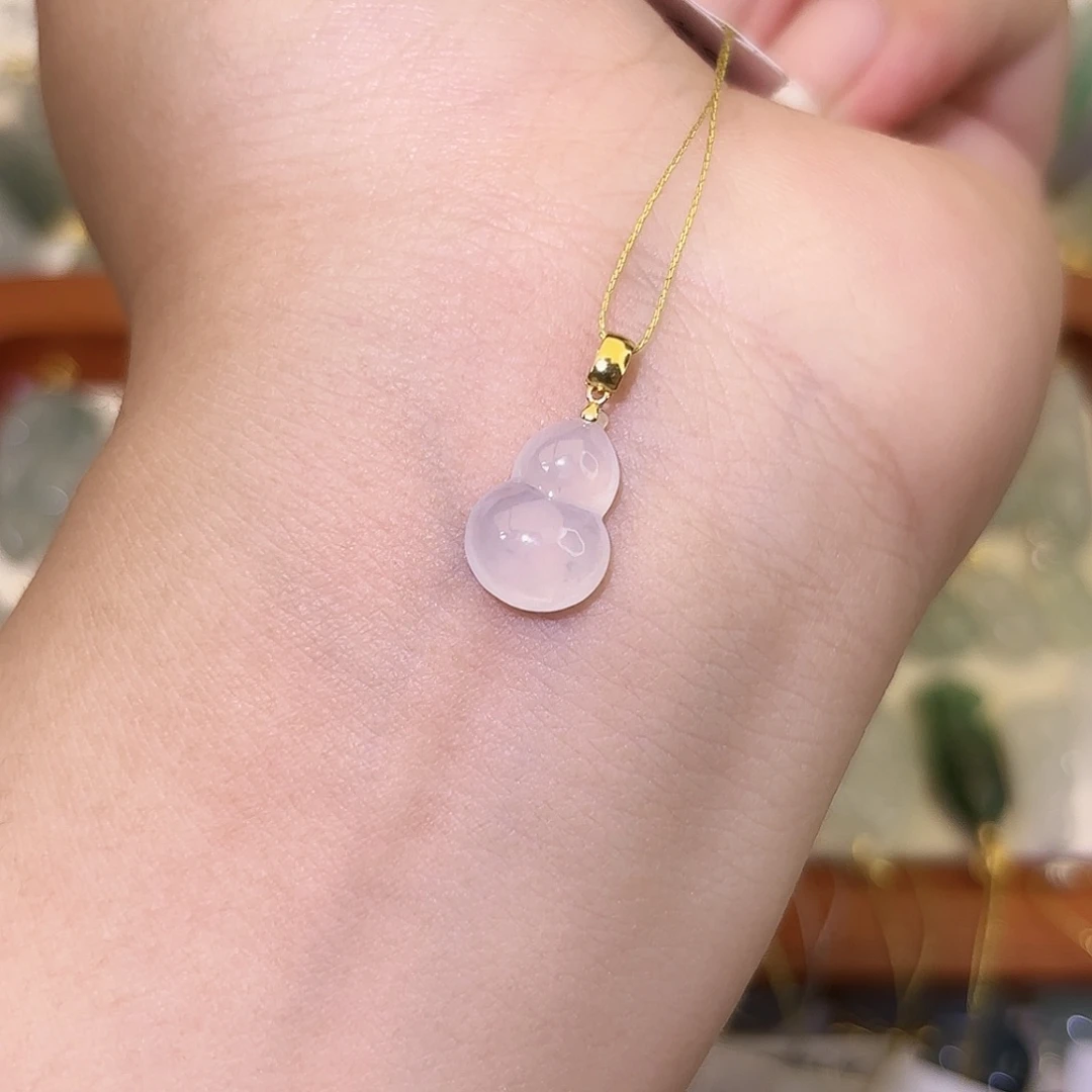 翡翠18K金镶嵌颈饰葫芦