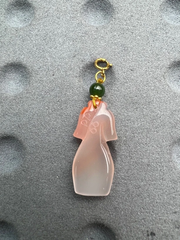 P42南红旗开得胜（旗袍）万能扣吊坠28*12mm多样性发一件