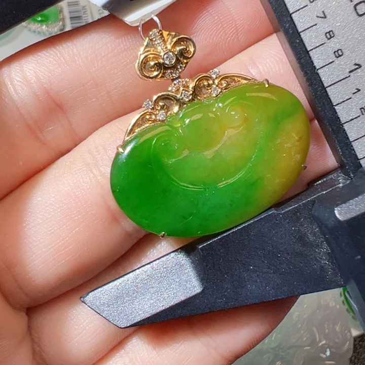翡翠挂件18K金镶嵌翡翠