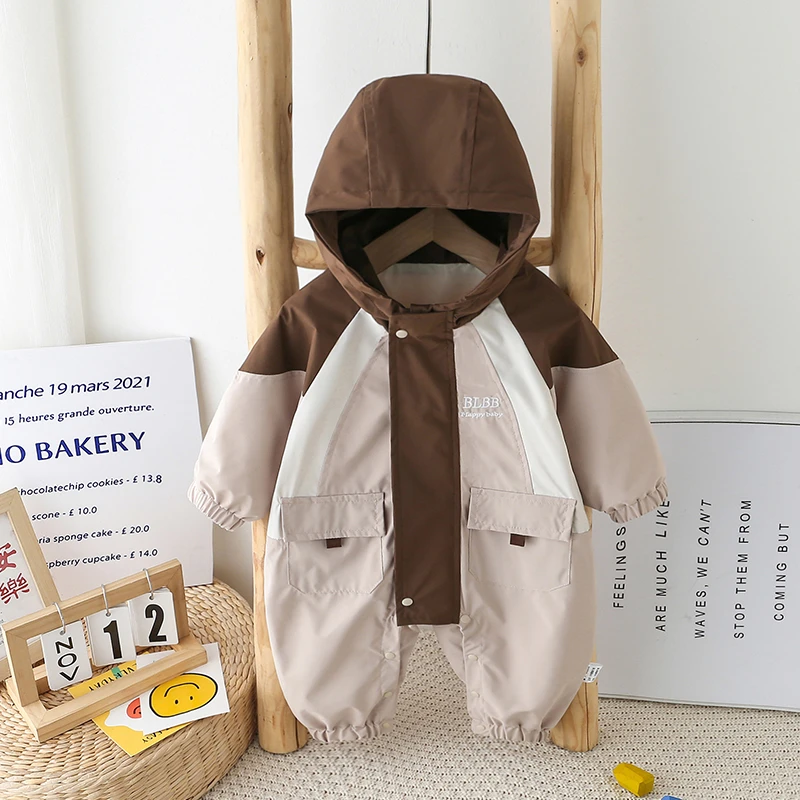 婴儿连体衣秋季男女宝宝冲锋衣春秋款新生儿防风时尚洋气外出服