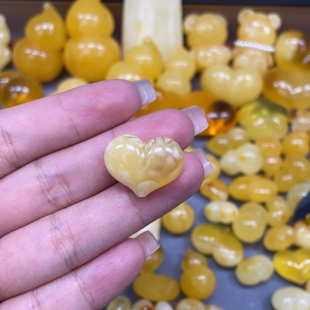 缀***甜琥珀未镶嵌珠宝奇石