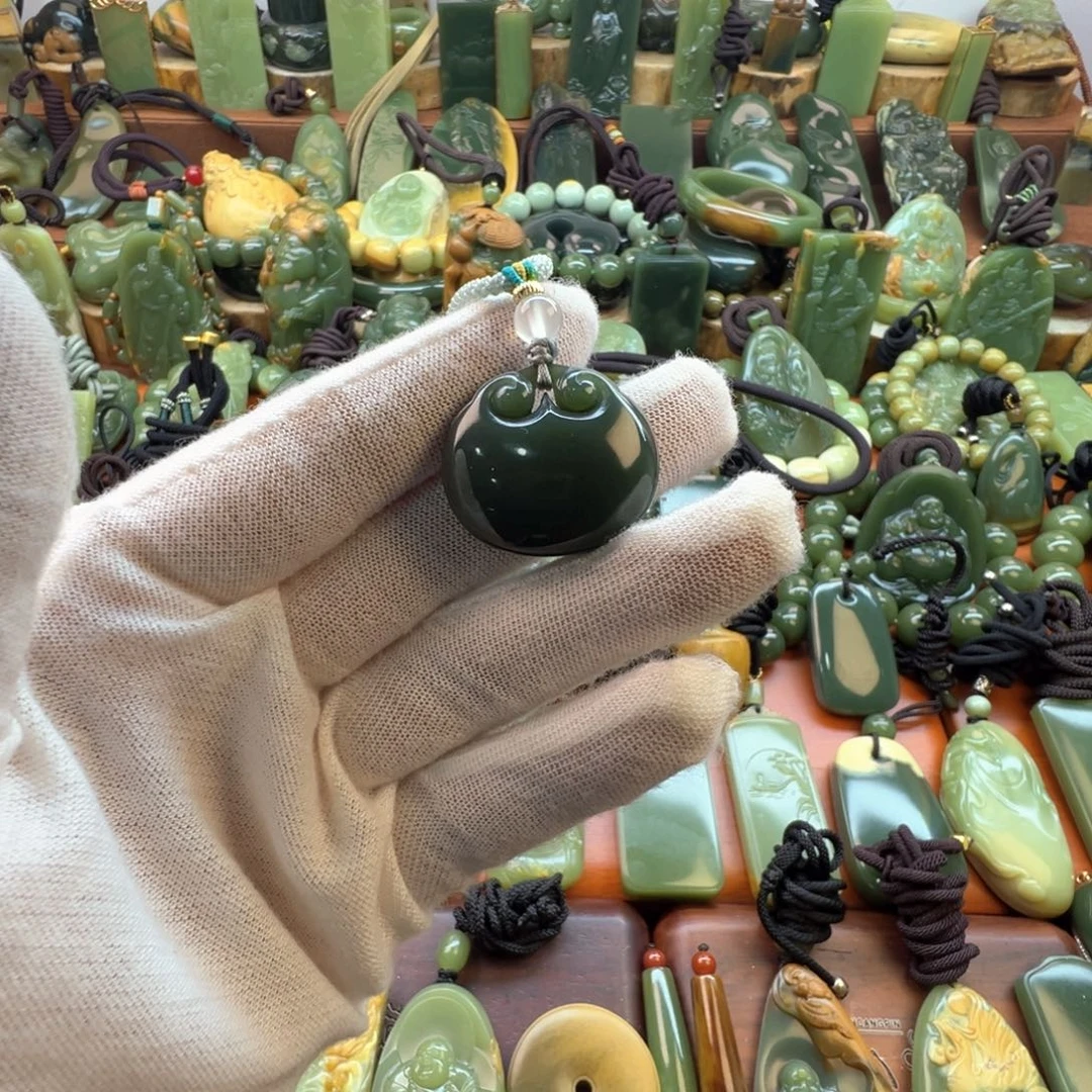 岫岩老玉（透闪石质玉）未镶嵌颈饰