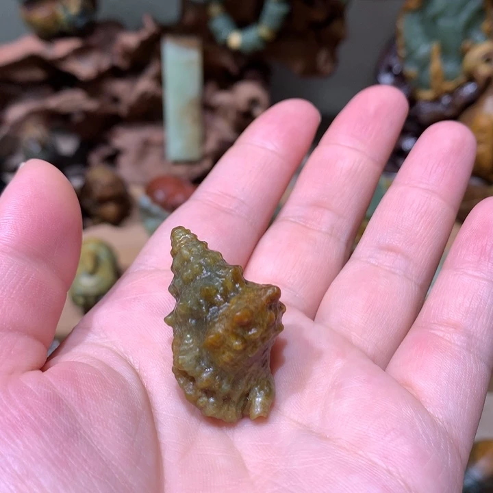 未镶嵌岫岩河磨玉（透闪石质玉）把件