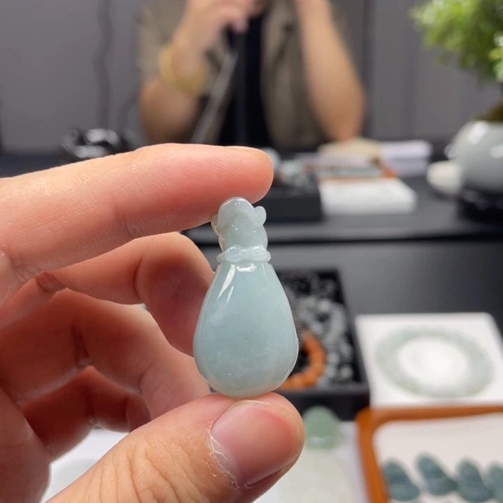 翡翠未镶嵌颈饰福袋