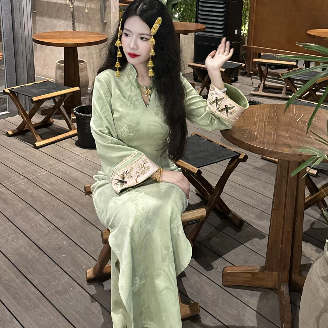 画报夫人原创自制秋冬温柔麂皮绒刺绣珠链旗袍 豆绿伊人