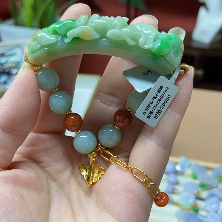 翡翠未镶嵌颈饰手牌