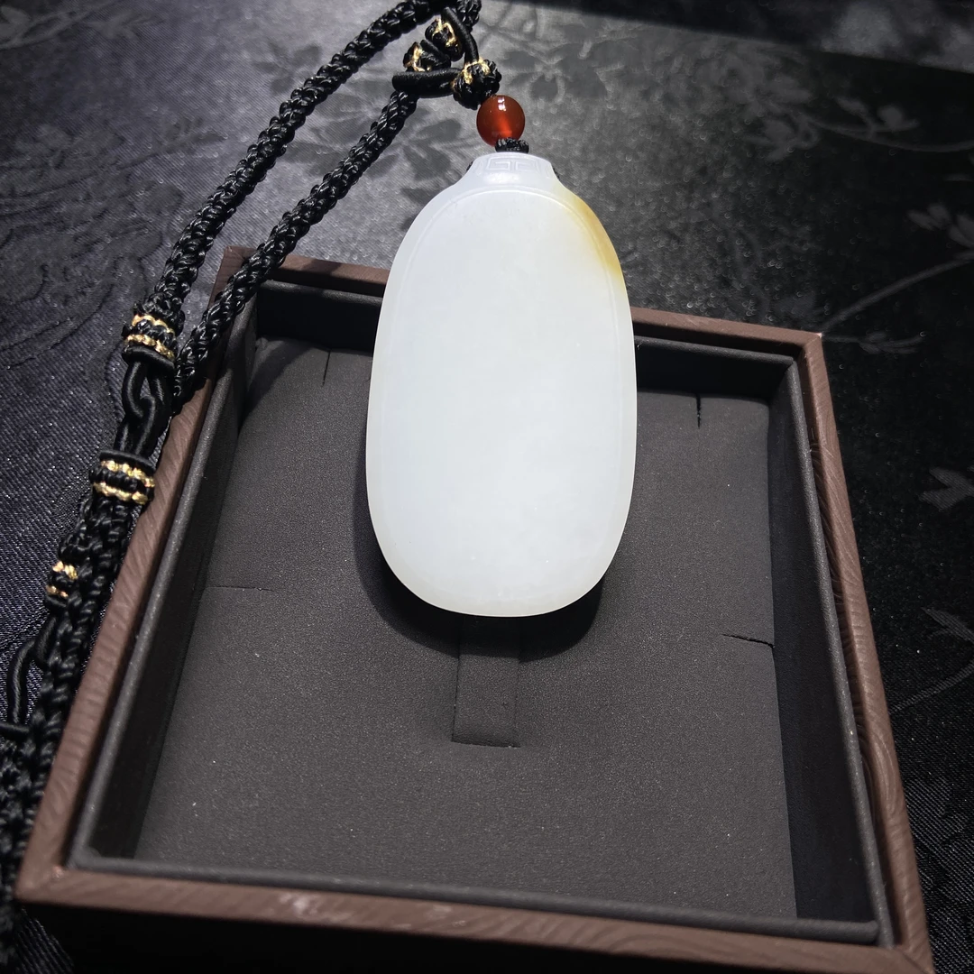 俄白玉带黄糖平安无事牌57*32*10.5mm43克过灯微结构苹果原相机