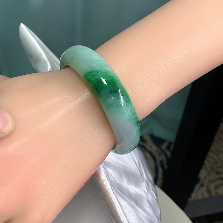 翡翠手镯未镶嵌翡翠